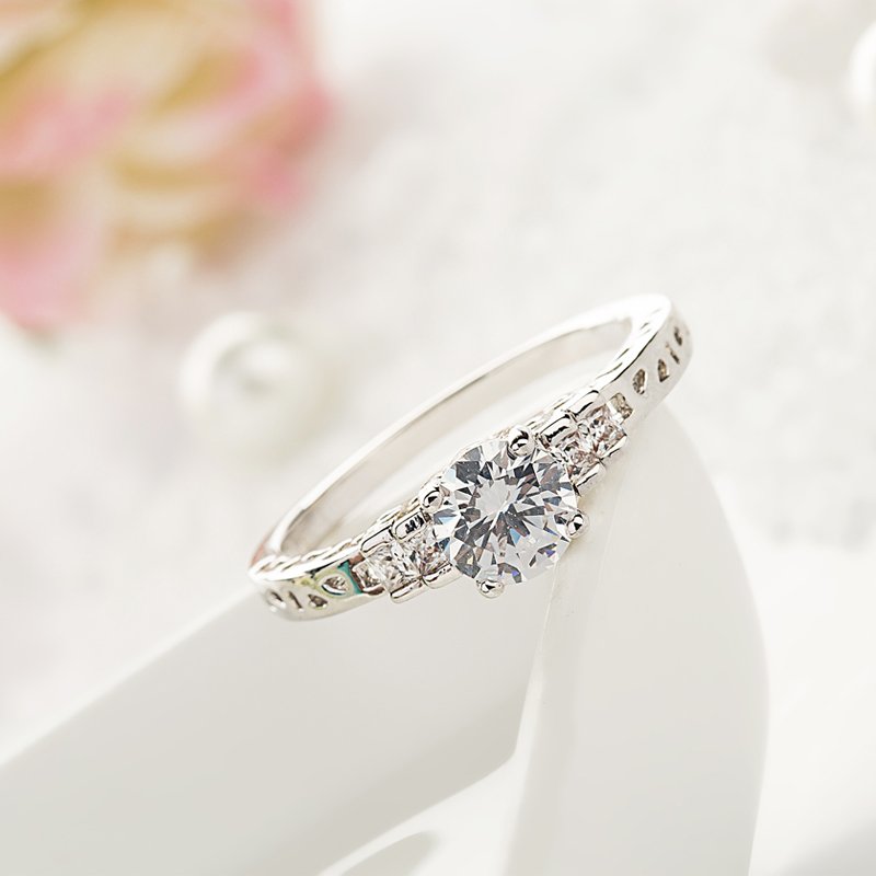 Diamond Fling - Classic Solitaire Style Women Ring