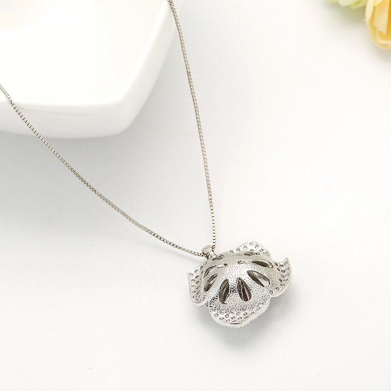 Rose Pockets - Gold Pendant for women