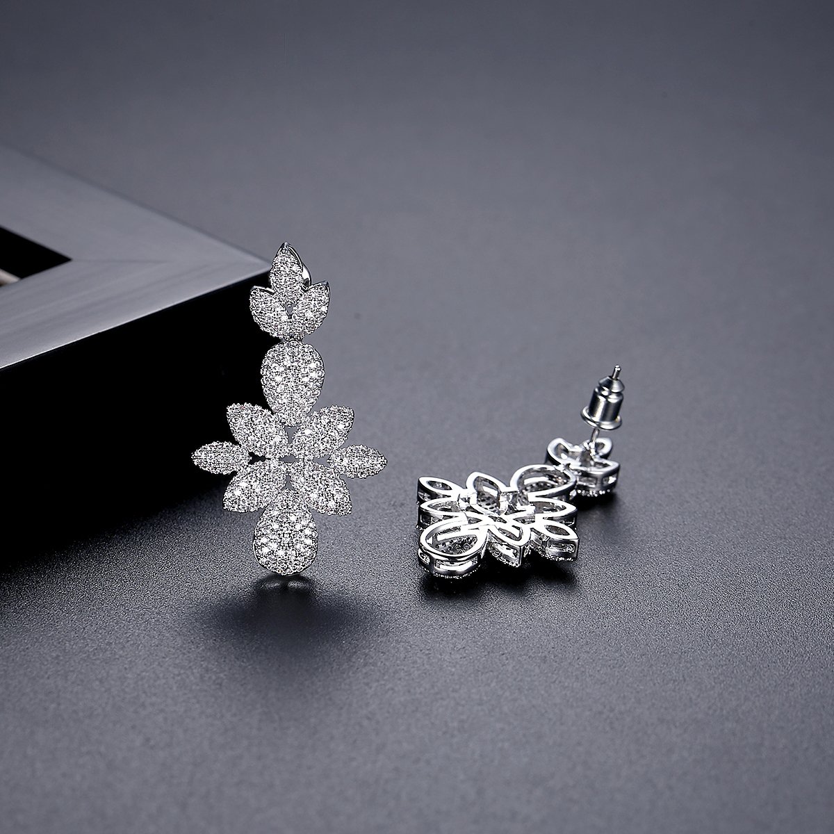 WE669- White Women Earring — image 4