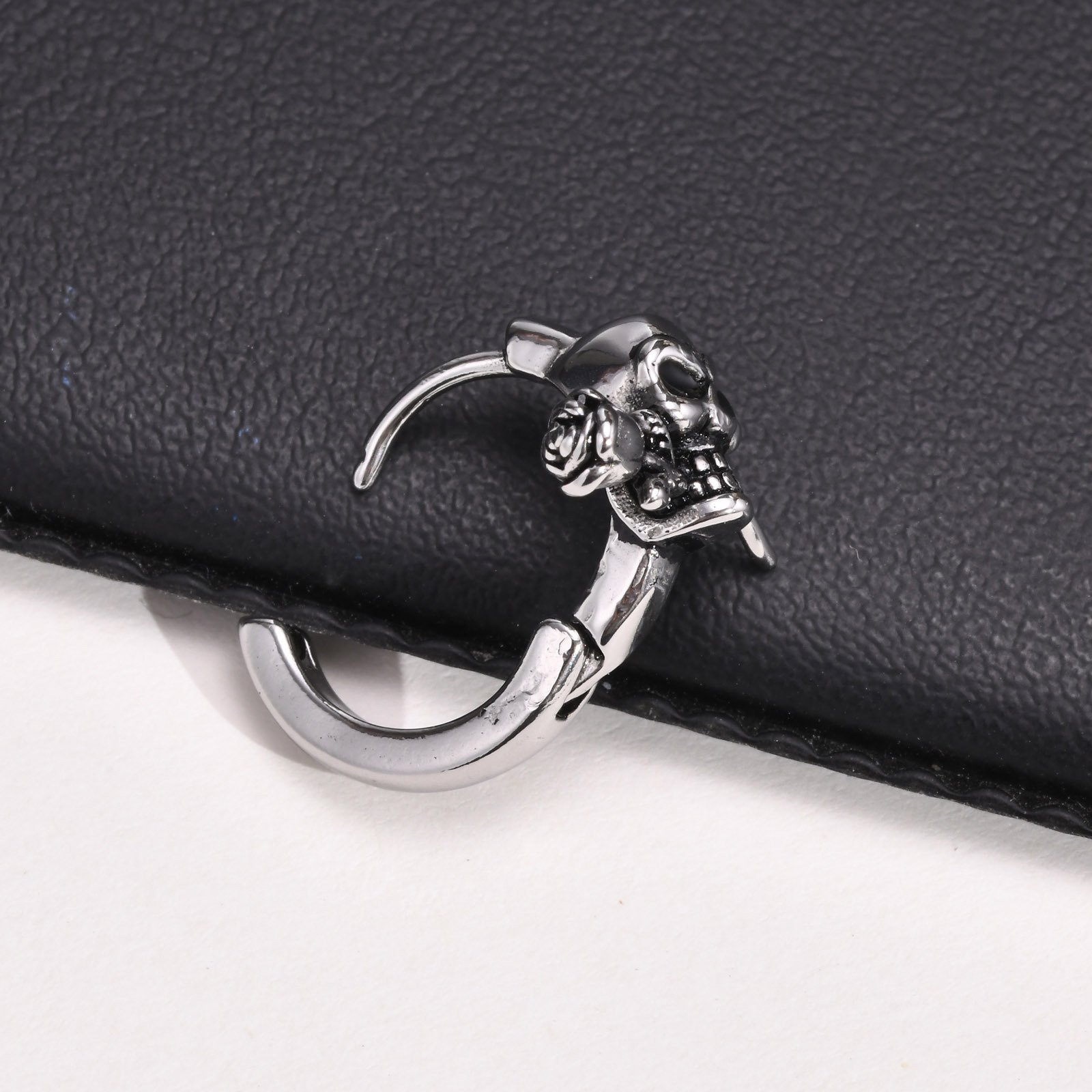 WM-E10 Black Ear Studs Men Earring
